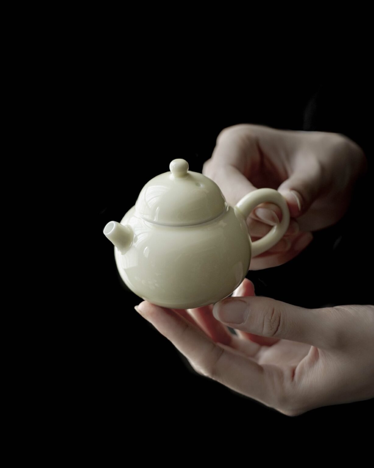 Elegant Ceramic Yellowish White 100ml Chinese Teapot