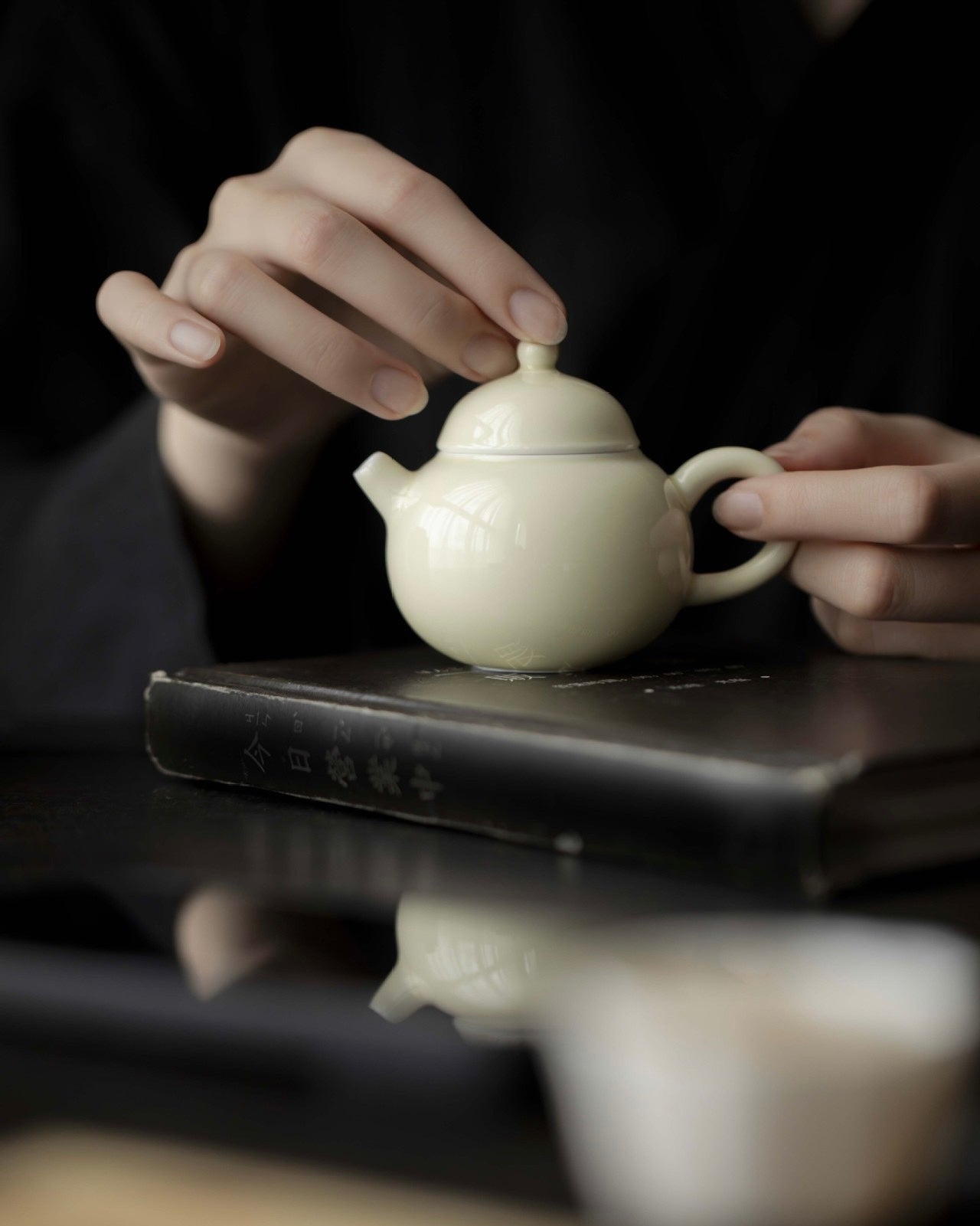 Elegant Ceramic Yellowish White 100ml Chinese Teapot